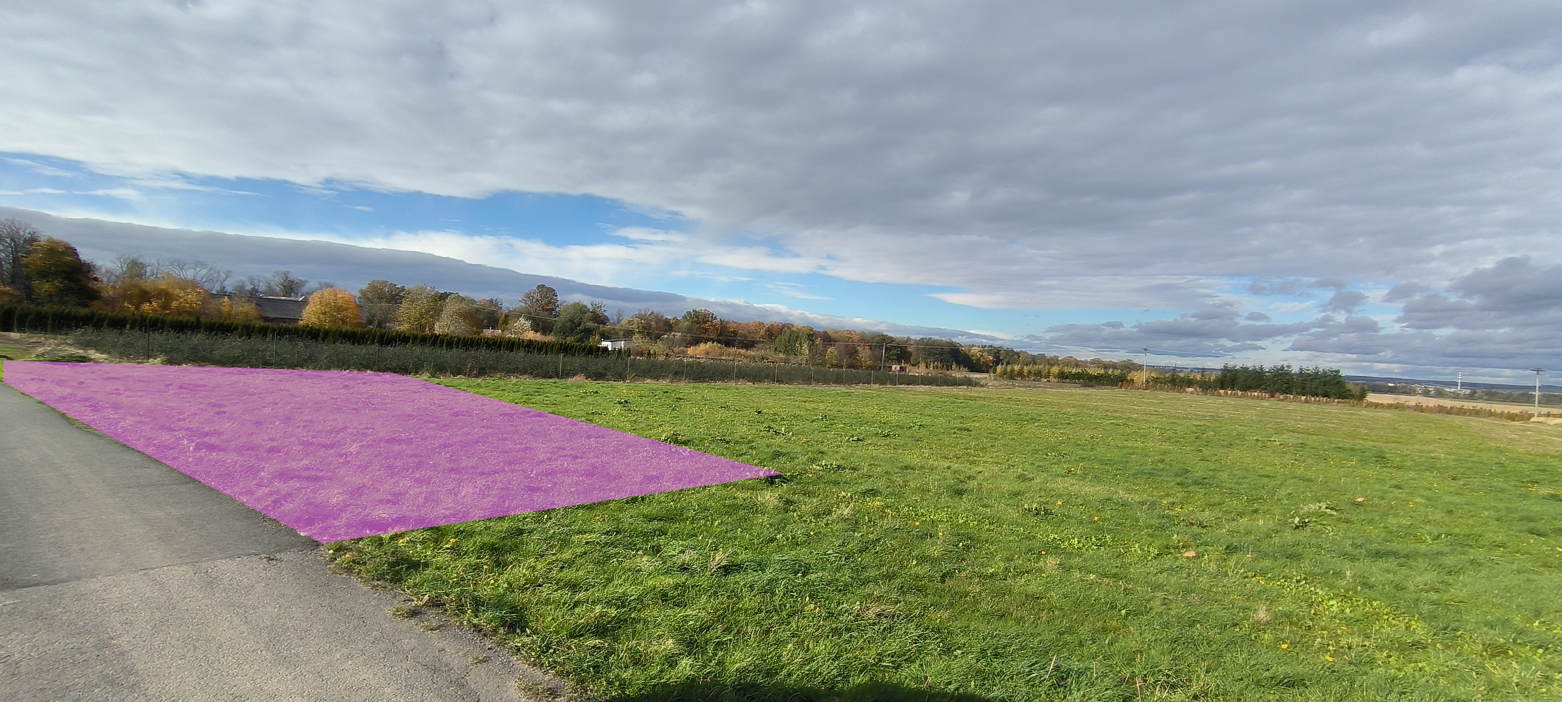 Rovinatý pozemek 830 m² u příjezdové komunikace