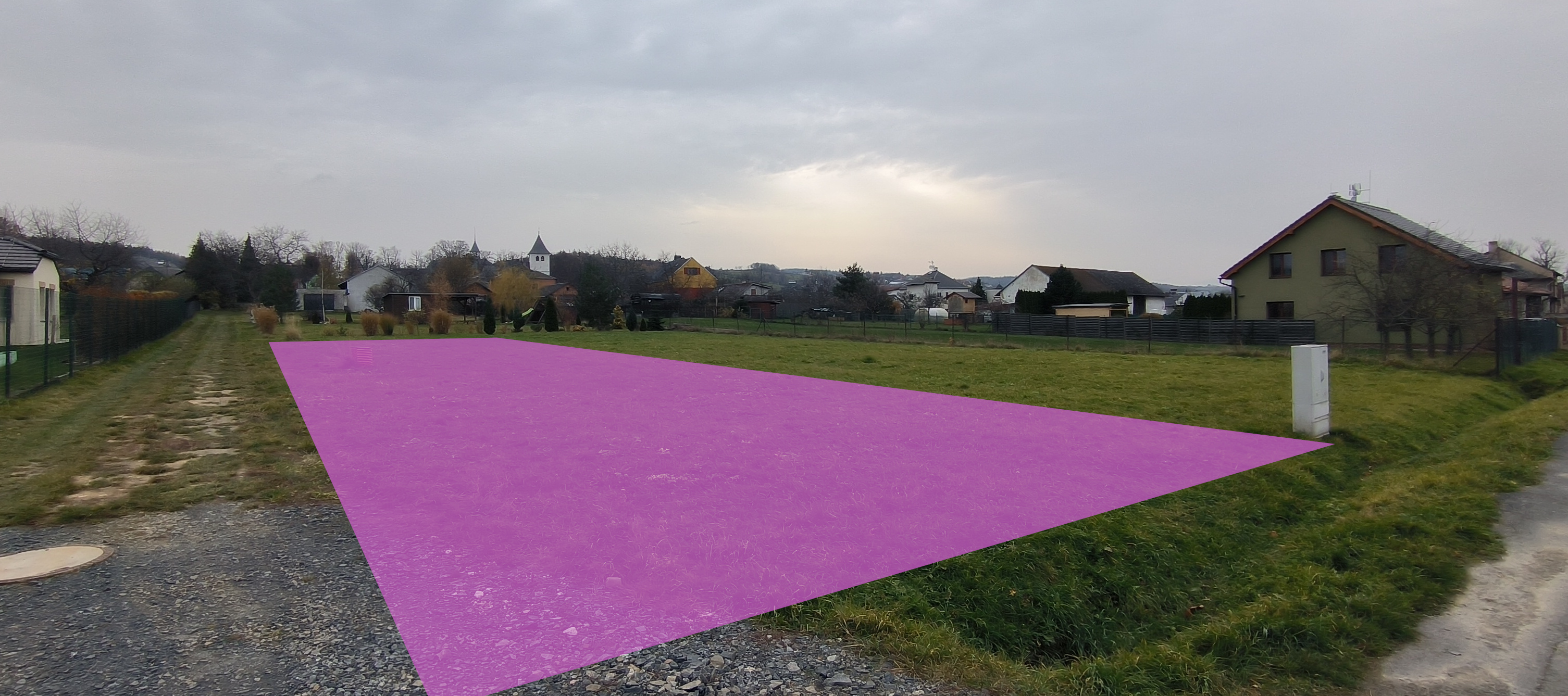 Obdelníkový pozemek 570 m², sítě na hranici